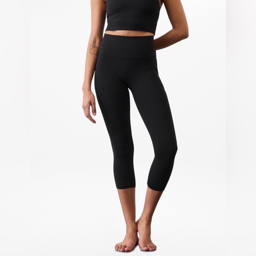 NWT Athleta Salutation Stash Black Capri Size Small